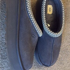 Ugg Tazz platform slipper dark blue.Size 9. Wore twice excellent used condition